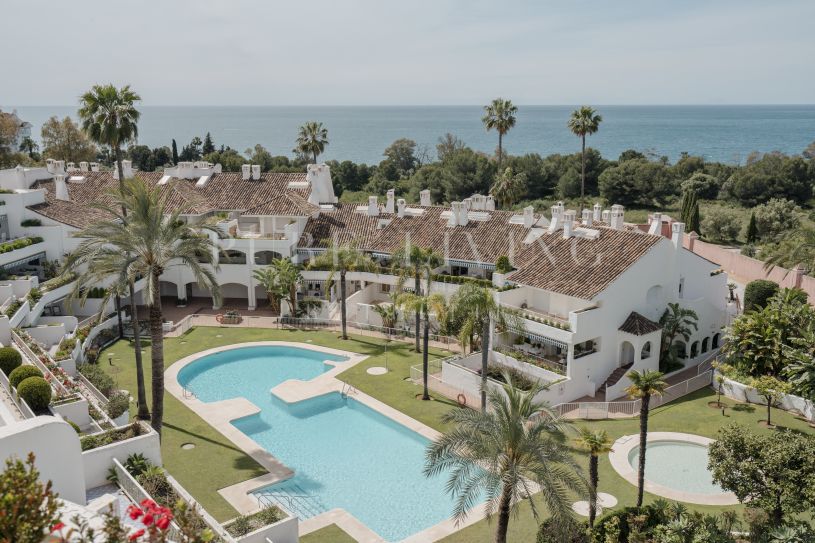 Ontdek een werkelijk uitzonderlijk penthouse in het gewilde gebied van Rio Real – een zeldzame kans boordevol potentieel.