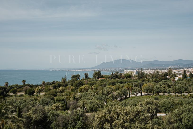 Ontdek een werkelijk uitzonderlijk penthouse in het gewilde gebied van Rio Real – een zeldzame kans boordevol potentieel.