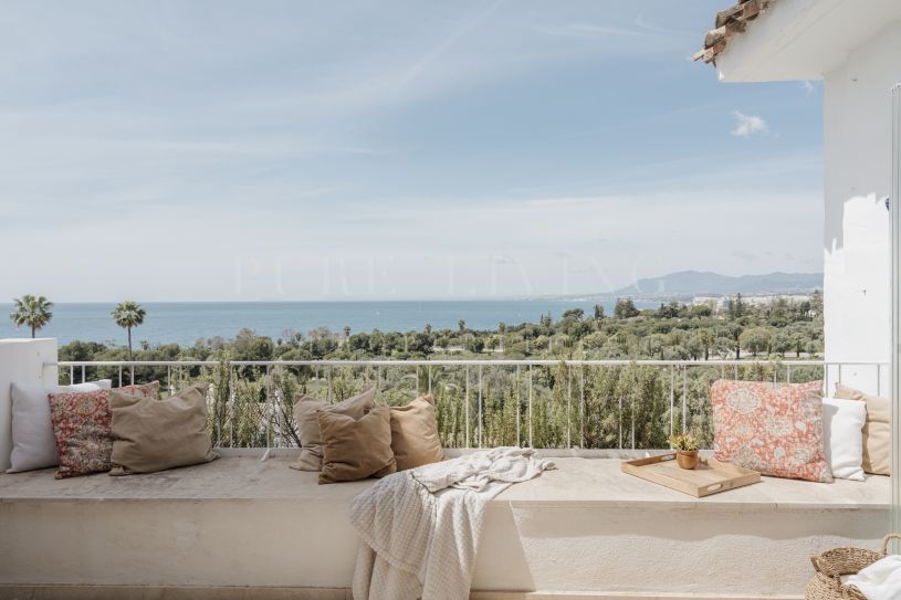 Ontdek een werkelijk uitzonderlijk penthouse in het gewilde gebied van Rio Real – een zeldzame kans boordevol potentieel.