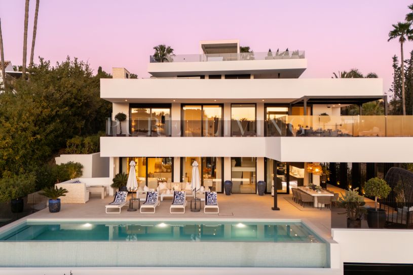 Four-bedroom villa set in the heart of Nueva Andalucía’s prestigious Golf Valley.