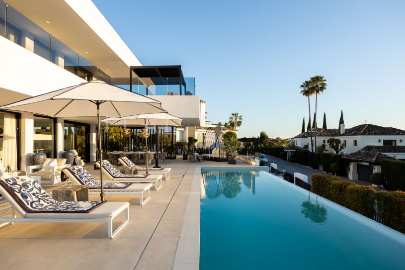 Four-bedroom villa set in the heart of Nueva Andalucía’s prestigious Golf Valley.