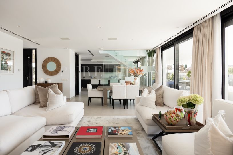 Four-bedroom villa set in the heart of Nueva Andalucía’s prestigious Golf Valley.