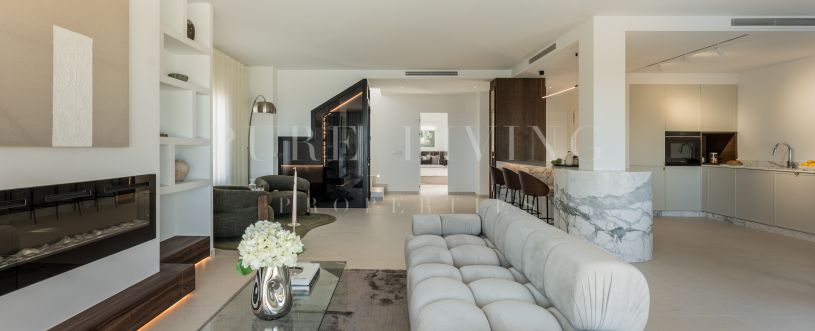 Gorgeous 3-bedroom duplex penthouse with panoramic sea views, located in sought after La Quinta Village