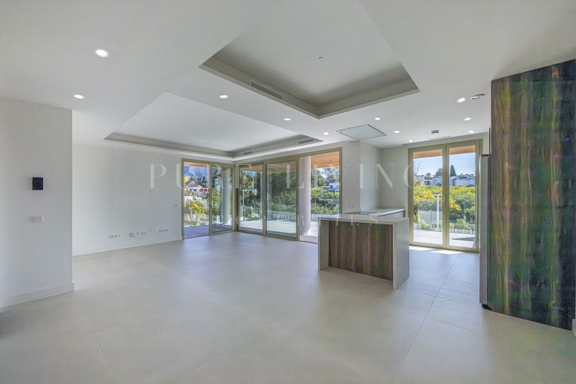 Elegante Apartamento de Lujo en la Milla de Oro de Marbella con Amplia Terraza y Vistas Abiertas