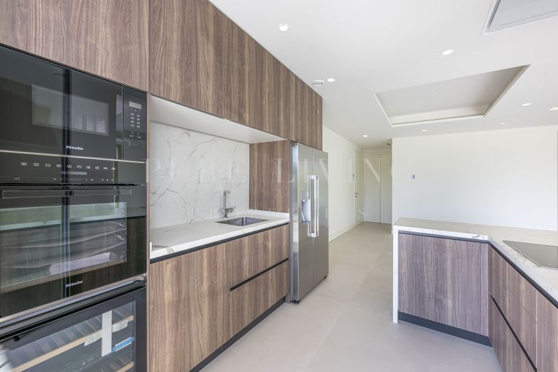 Elegante Apartamento de Lujo en la Milla de Oro de Marbella con Amplia Terraza y Vistas Abiertas