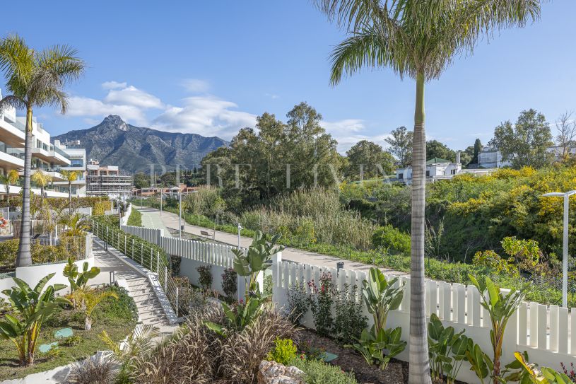 Elegante Apartamento de Lujo en la Milla de Oro de Marbella con Amplia Terraza y Vistas Abiertas