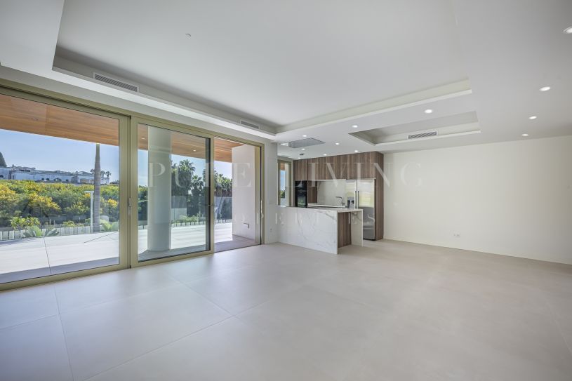 Elegante Apartamento de Lujo en la Milla de Oro de Marbella con Amplia Terraza y Vistas Abiertas