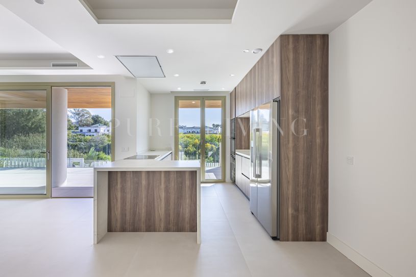 Elegante Apartamento de Lujo en la Milla de Oro de Marbella con Amplia Terraza y Vistas Abiertas