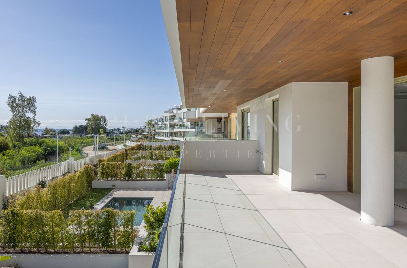 Élégant Appartement de Luxe sur le Golden Mile de Marbella avec Grande Terrasse et Vues Dégagées