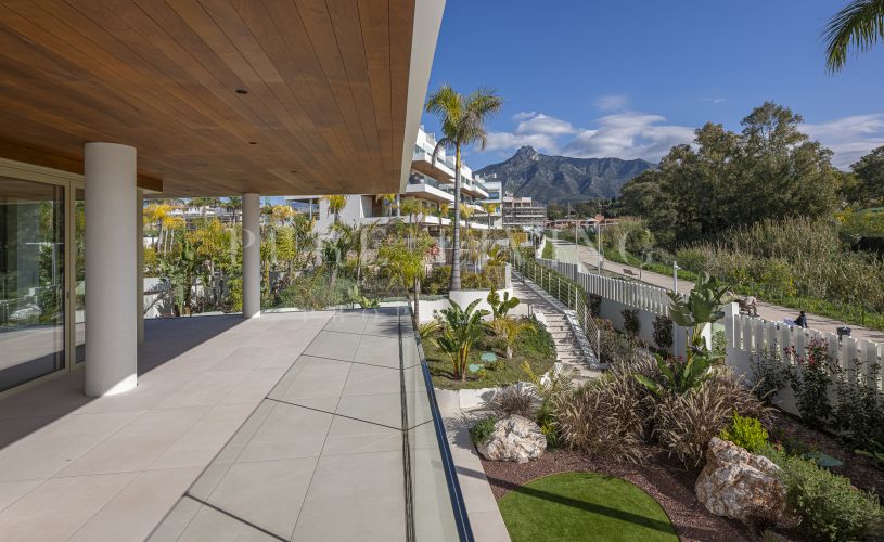 Élégant Appartement de Luxe sur le Golden Mile de Marbella avec Grande Terrasse et Vues Dégagées