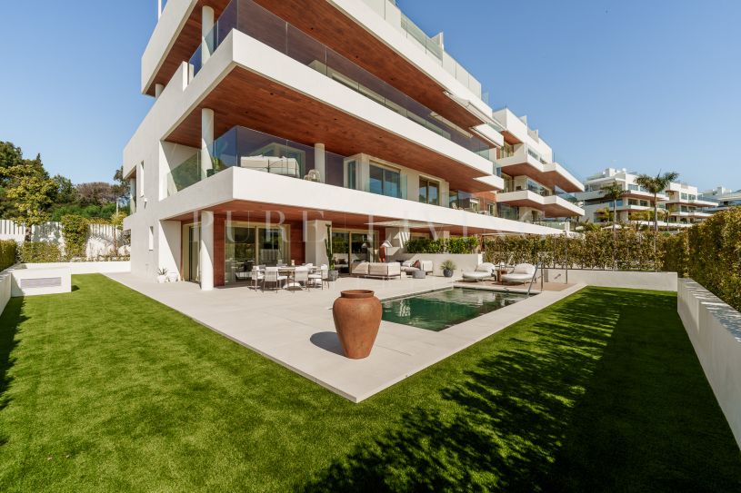 Tríplex de Estilo Villa con Jardín Privado y Vistas al Mar en la Milla de Oro de Marbella