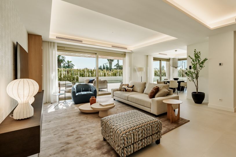 Tríplex de Estilo Villa con Jardín Privado y Vistas al Mar en la Milla de Oro de Marbella