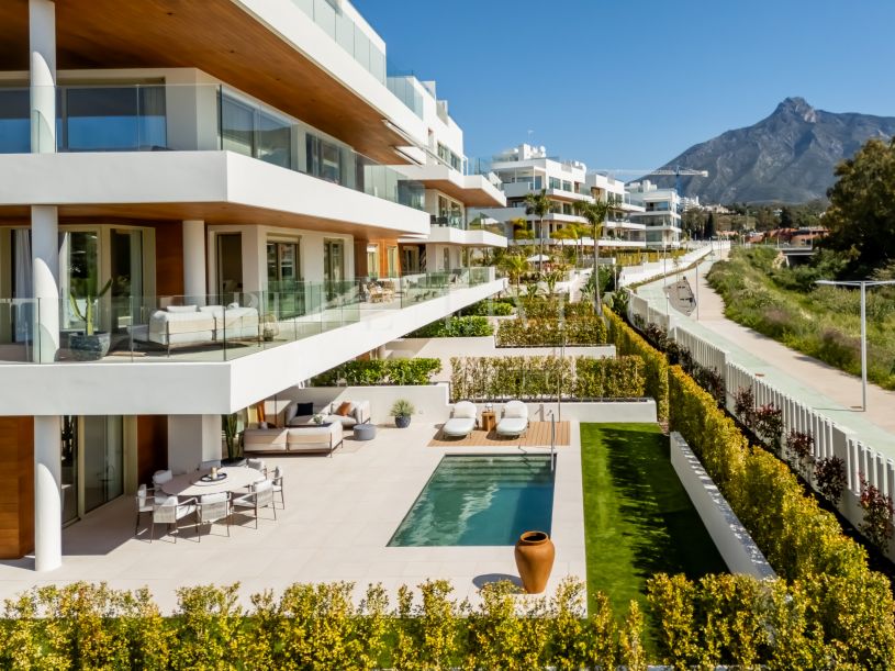Tríplex de Estilo Villa con Jardín Privado y Vistas al Mar en la Milla de Oro de Marbella