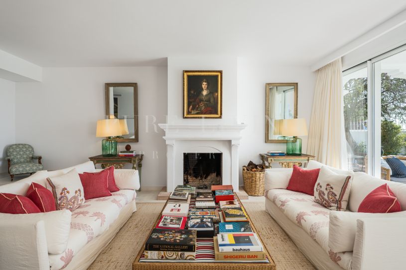 Elegante villa andaluza-mediterránea en Marbella Hill Club con vistas panorámicas