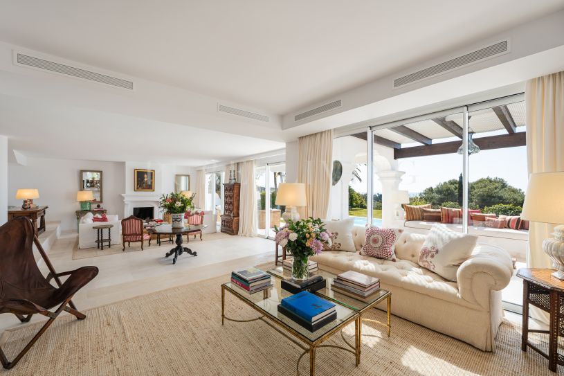 Elegante villa andaluza-mediterránea en Marbella Hill Club con vistas panorámicas