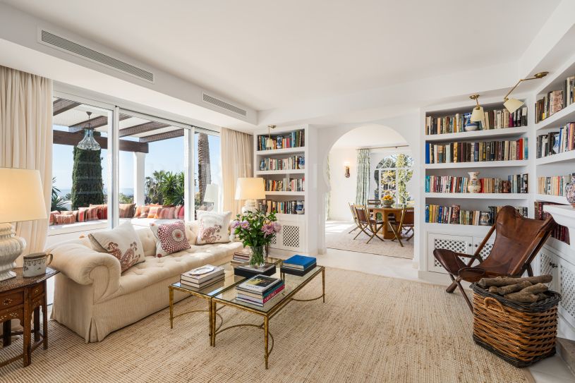 Elegante villa andaluza-mediterránea en Marbella Hill Club con vistas panorámicas