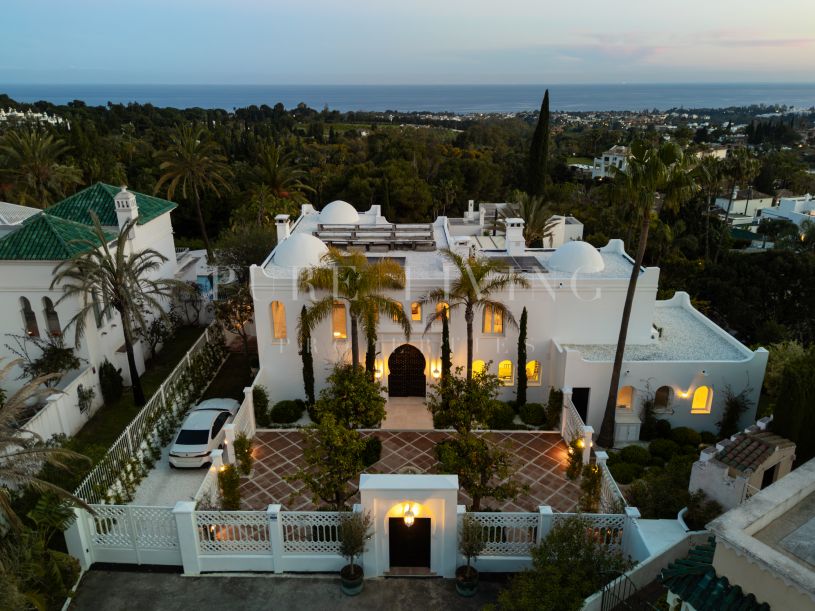 Elegante villa andaluza-mediterránea en Marbella Hill Club con vistas panorámicas