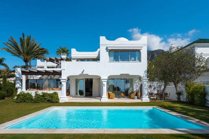 Elegante villa andaluza-mediterránea en Marbella Hill Club con vistas panorámicas