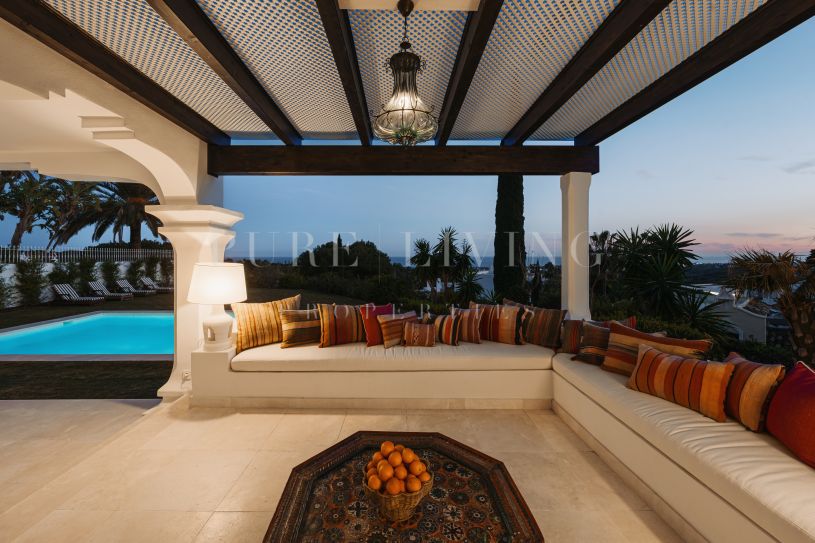 Elegante villa andaluza-mediterránea en Marbella Hill Club con vistas panorámicas