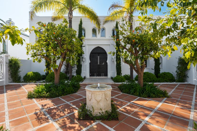 Elegante villa andaluza-mediterránea en Marbella Hill Club con vistas panorámicas