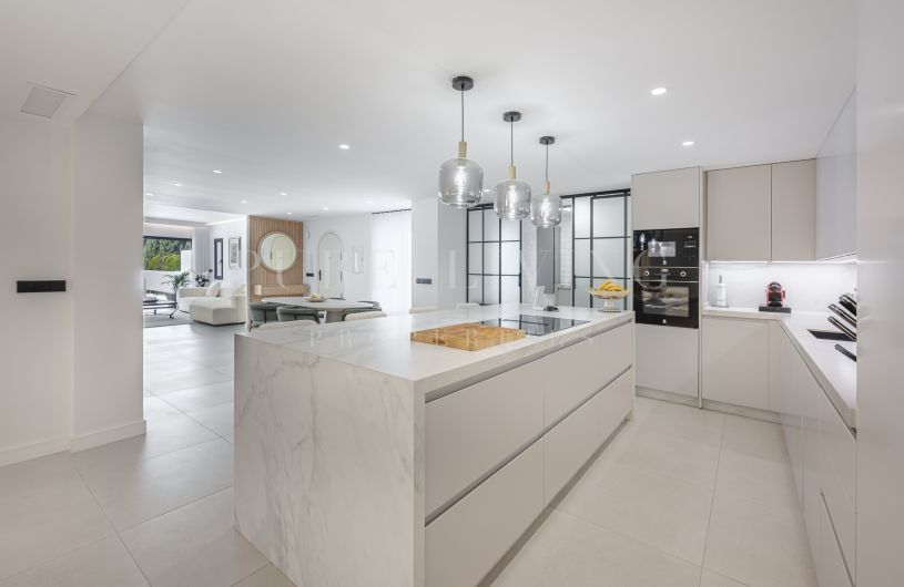 Elegant renovated 3-bedroom apartment with tropical garden views located in prime, Marbella Golden Mile