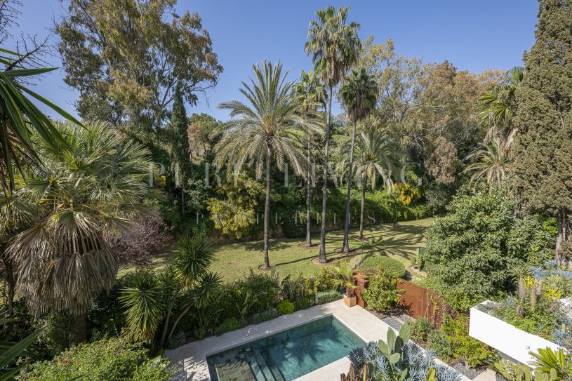 Elegant renovated 3-bedroom apartment with tropical garden views located in prime, Marbella Golden Mile