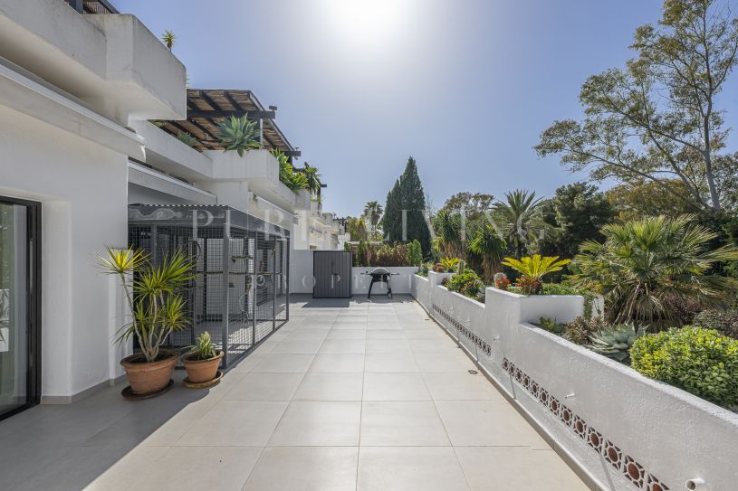 Elegant renovated 3-bedroom apartment with tropical garden views located in prime, Marbella Golden Mile
