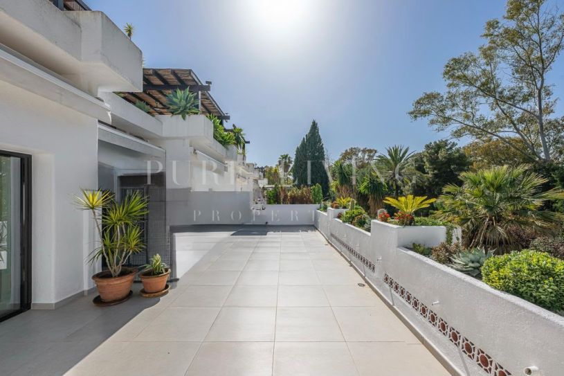 Elegant gerenoveerd 3-slaapkamer appartement met uitzicht op tropische tuin, gelegen op een toplocatie aan de Golden Mile van Marbella.