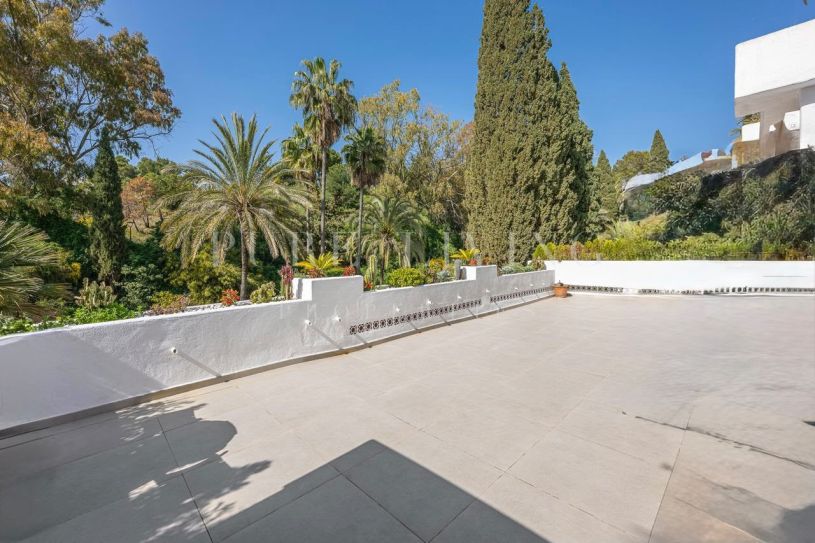Elegant gerenoveerd 3-slaapkamer appartement met uitzicht op tropische tuin, gelegen op een toplocatie aan de Golden Mile van Marbella.
