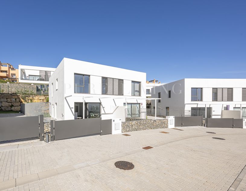 Brand New 4-Bedroom Semi-Detached Home with Sea & Mountain Views in Riviera del Sol
