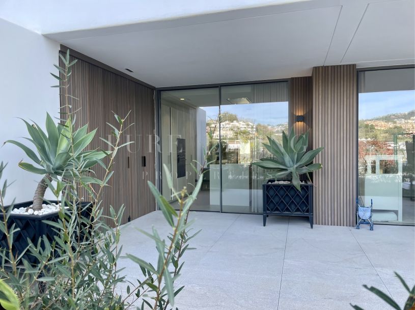 Luxury ground floor apartment with stunning sea views located in Los Arqueros, Benahavis