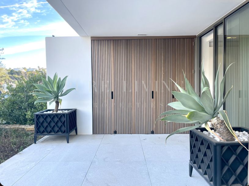 Luxury ground floor apartment with stunning sea views located in Los Arqueros, Benahavis