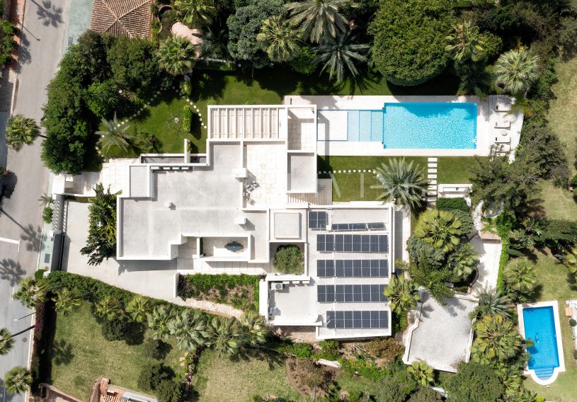 Vijf-slaapkamer villa aan het strand in Marbella Oost