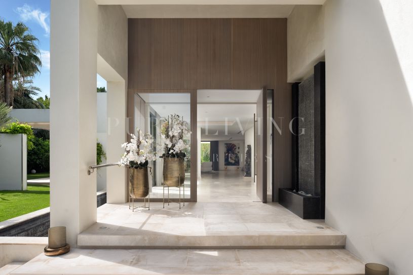 Vijf-slaapkamer villa aan het strand in Marbella Oost