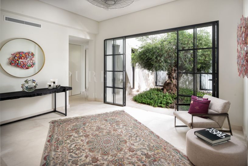 Vijf-slaapkamer villa aan het strand in Marbella Oost