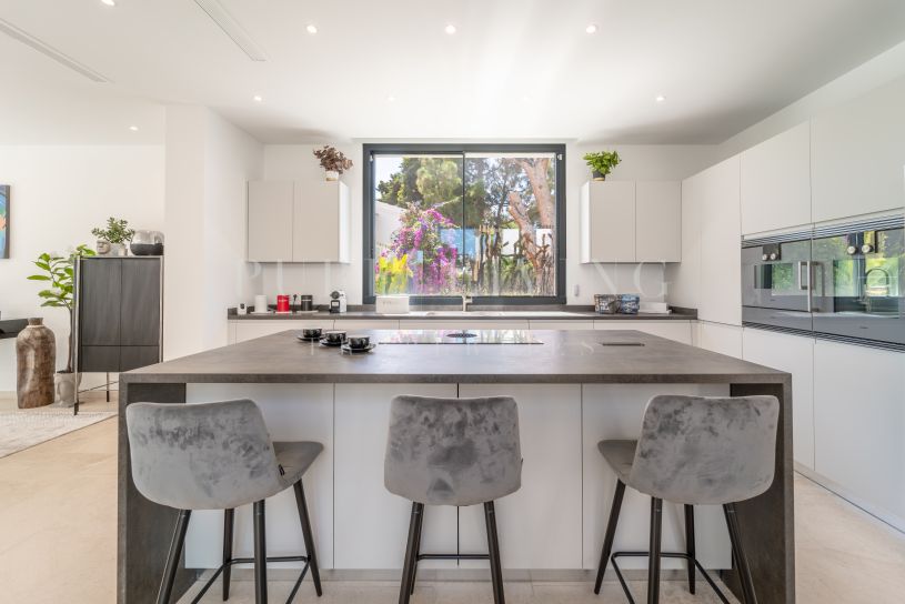 Gloednieuwe, moderne villa aan het strand in Atalaya Isdabe, Casasola