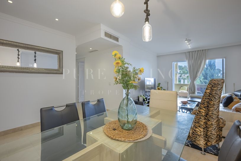 Impresionante apartamento con espectaculares vistas panorámicas en La Quinta Golf, Benahavís