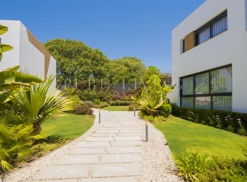 Magnifique maison de ville de quatre chambres à Marein Village, Los Naranjos, Marbella