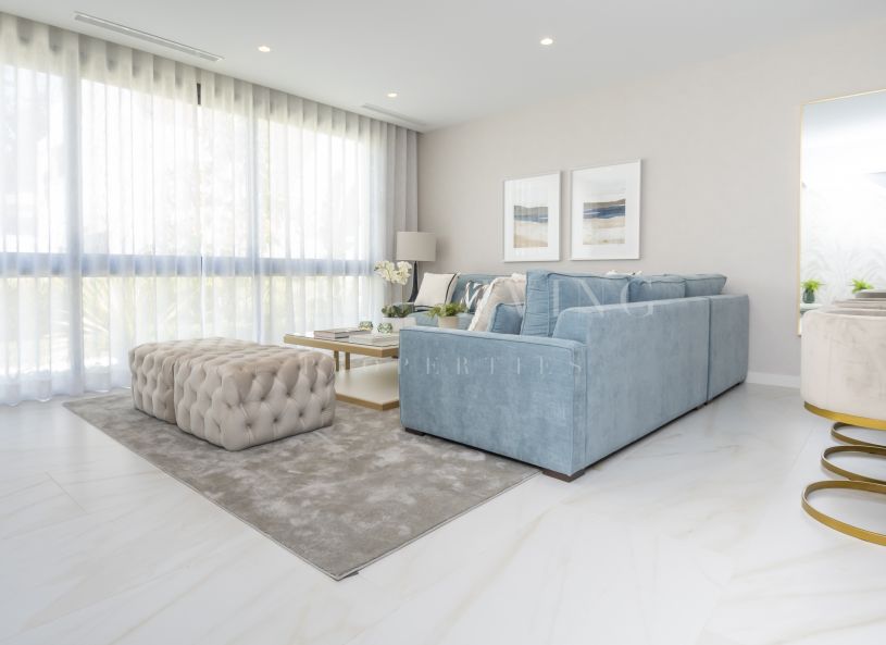 Magnifique maison de ville de quatre chambres à Marein Village, Los Naranjos, Marbella