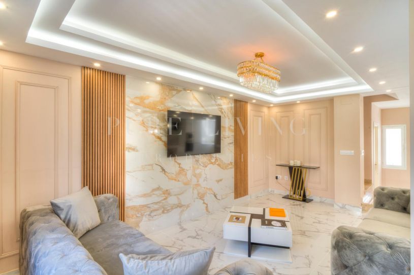 Superbe maison jumelée de quatre chambres à coucher dans le prestigieux quartier de Los Naranjos de Marbella.