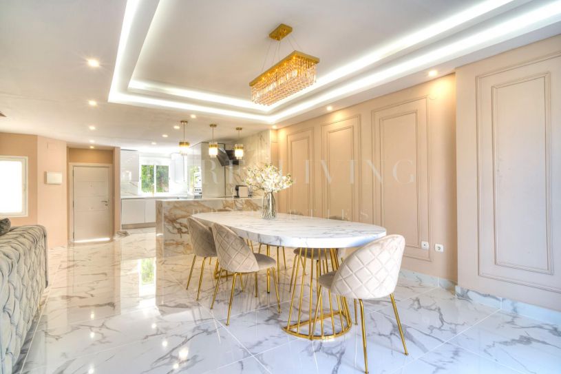 Superbe maison jumelée de quatre chambres à coucher dans le prestigieux quartier de Los Naranjos de Marbella.