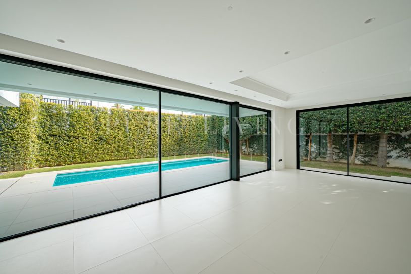 Nouvelle villa en bord de mer à vendre sur la Golden Mile de Marbella.