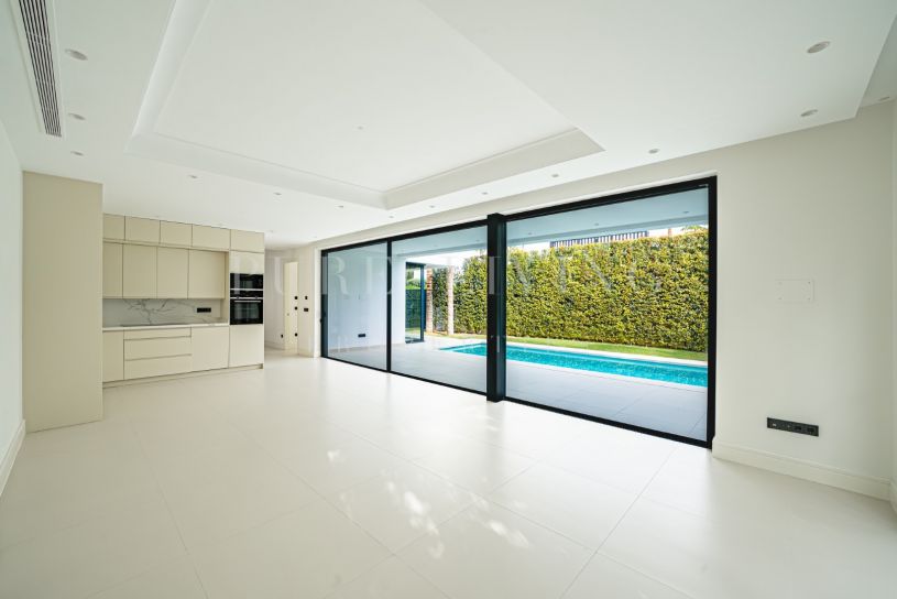 Nouvelle villa en bord de mer à vendre sur la Golden Mile de Marbella.