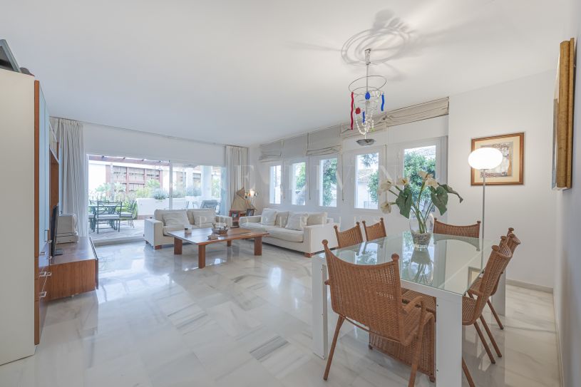 Appartement de 4 chambres avec vue sur la piscine, à quelques pas de la plage