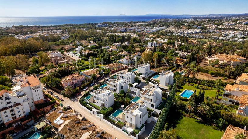 Elegante villa de nueva construcción de tres dormitorios con increíbles vistas al mar en Atalaya, Estepona