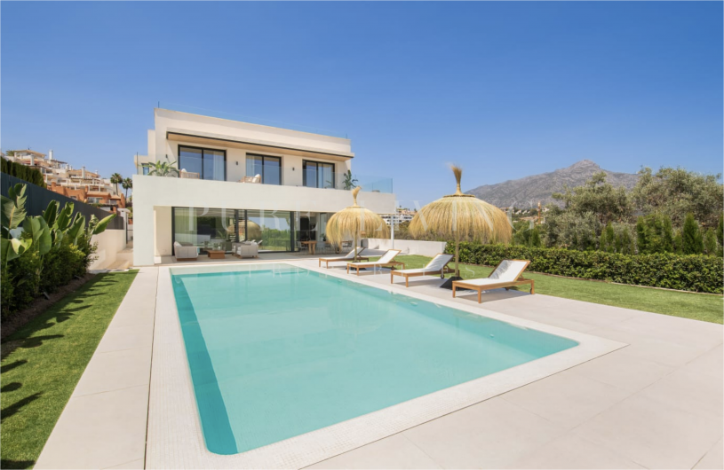 Villa contemporánea con vistas panorámicas al mar en La Cerquilla, Nueva Andalucía
