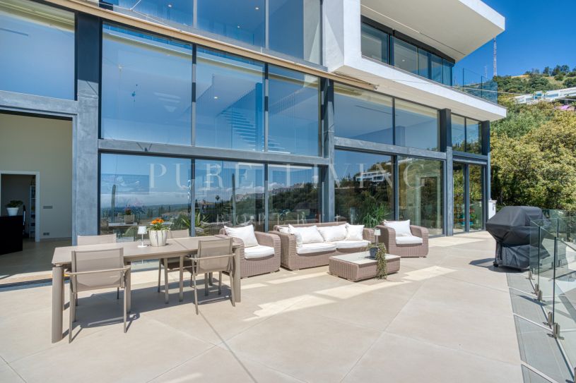 Villa contemporaine de 4 chambres avec vue panoramique sur la mer et piscine à débordement à Altos de Los Monteros, Marbella Est