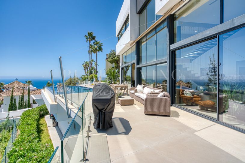 Villa contemporaine de 4 chambres avec vue panoramique sur la mer et piscine à débordement à Altos de Los Monteros, Marbella Est
