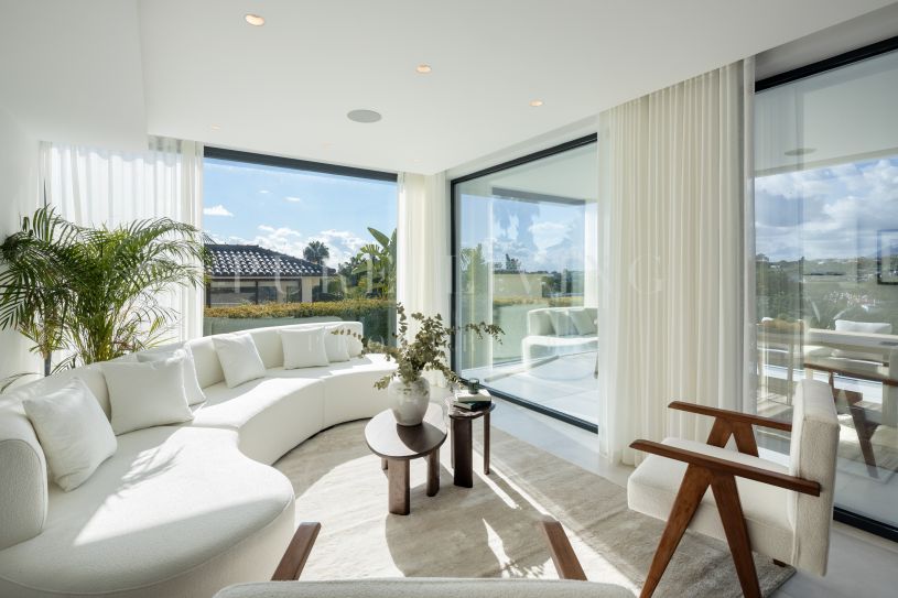 Villa moderna en primera línea de golf en Nueva Andalucía con vistas panorámicas y servicios de lujo