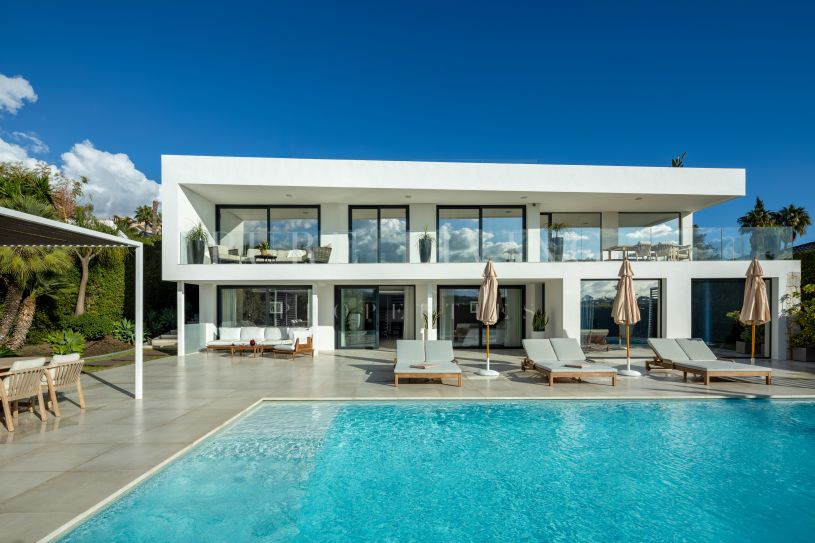 Villa moderna en primera línea de golf en Nueva Andalucía con vistas panorámicas y servicios de lujo